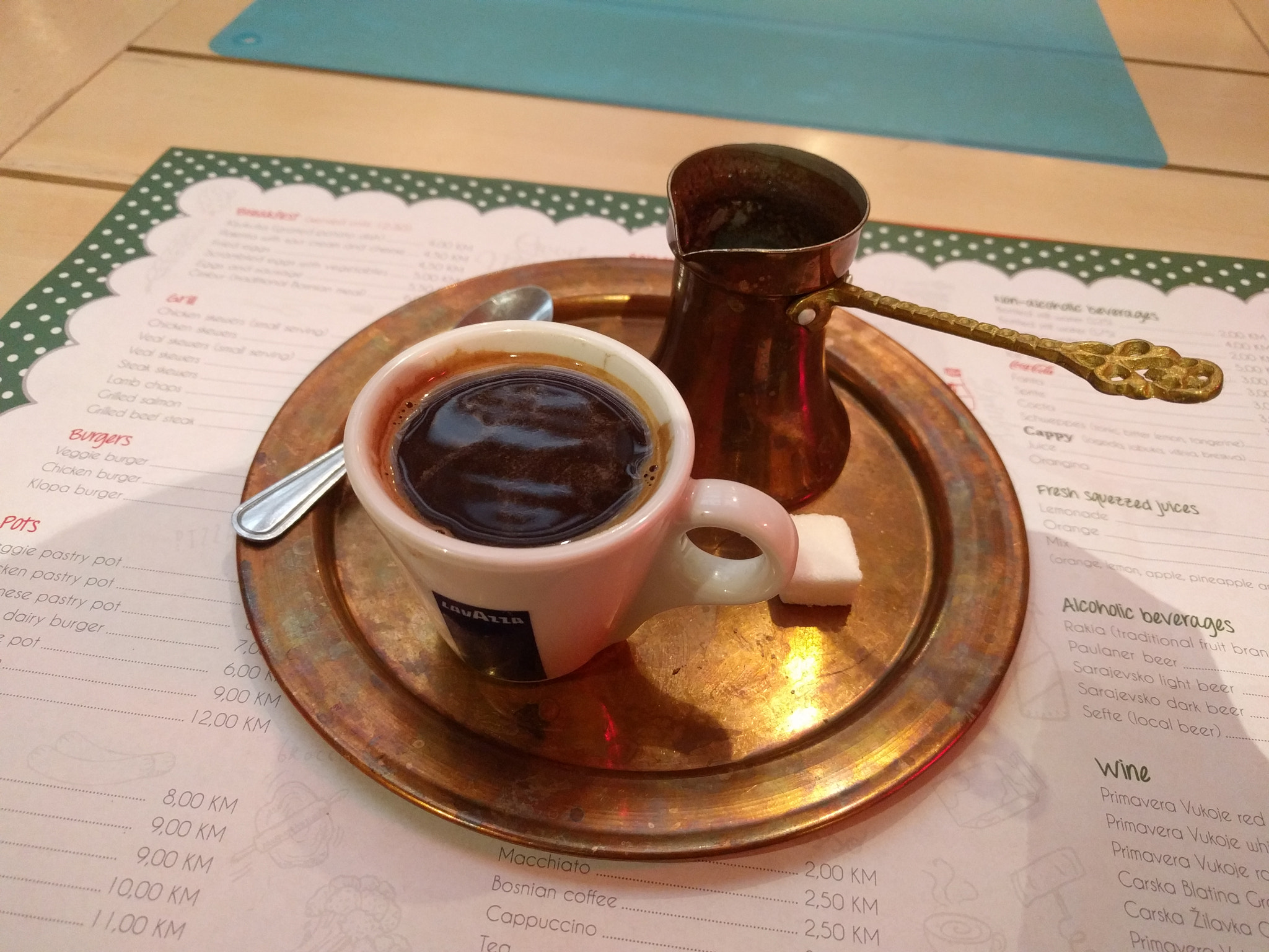 Café bosnio tradicional servido en džezva y fildžan