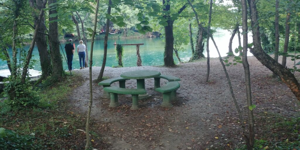 Paisaje de Japodski Otoci en el río Una