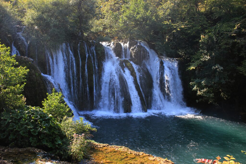 Cascada Veliki slap en Martin Brod, río Una, Bosnia y Herzegovina