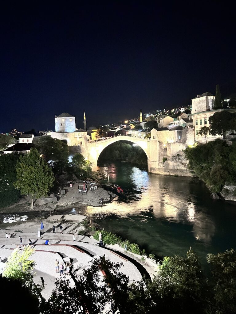 Puente Stari Most iluminado de noche en Mostar