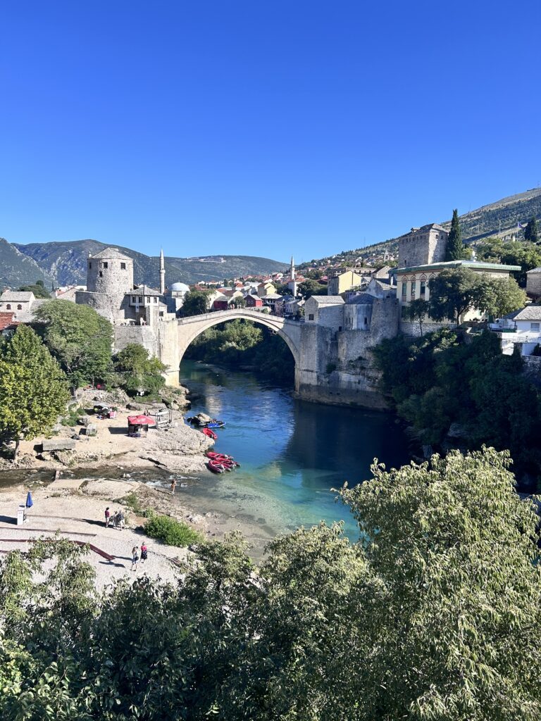 Casco histórico de Mostar junto al río Neretva