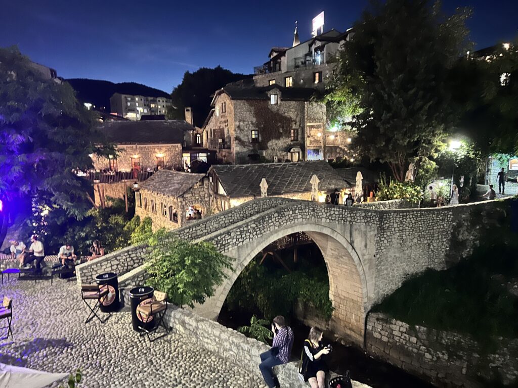 Paisaje urbano de Mostar junto al río Neretva y la montaña