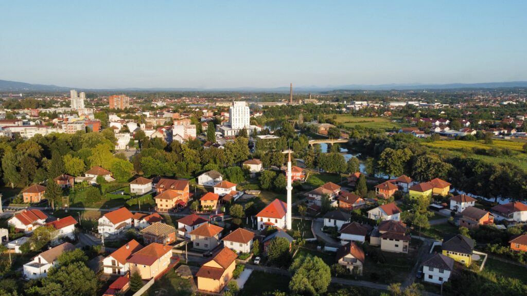Paisaje urbano y natural de Prijedor visto desde el aire