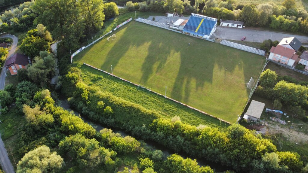Vista panorámica aérea de Prijedor, Bosnia y Herzegovina
